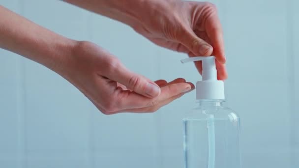 Tanımlanamayan bir kadın dezenfekte jeli ya da sıvı ovucu eller uyguluyor.. — Stok video