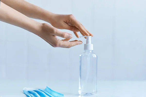 Hands using alcohol gel or antibacterial sanitizer soap. Clear sanitizer in pump bottle, for killing germs, bacteria and virus. — Stock Photo, Image