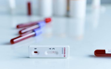 COVID-19 için hızlı ya da ekspres test negatif sonuç verdi, virüs gribi için laboratuvar kartı testi.