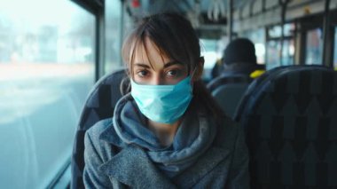 Şehir taşımacılığında koruyucu maskeli melez kadın