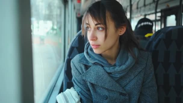 Молодая женщина чихает в платке в общественном транспорте — стоковое видео