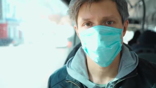 Felnőtt európai ezüst férfi védő orvosi maszkban — Stock videók