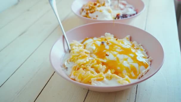 Frisches und nährstoffreiches gesundes Frühstück — Stockvideo