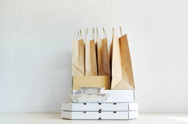 Karantina sırasında teslimat. Paket paketleri ve karton kutular beyaz arka planda..