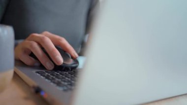 kamera kaydırma hareketi dizüstü bilgisayar klavyesi ve bilgisayar faresi kullanarak kadın ellerini kapat