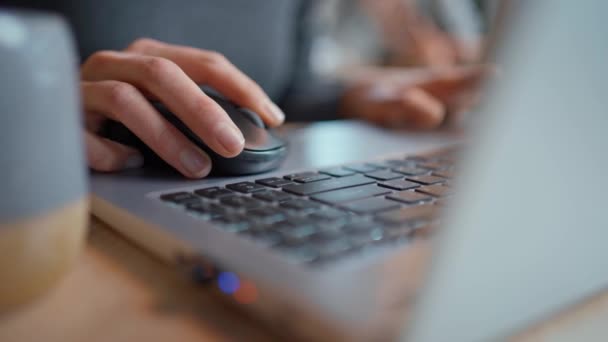 Close-up mãos femininas usando laptop, mouse e teclado — Vídeo de Stock