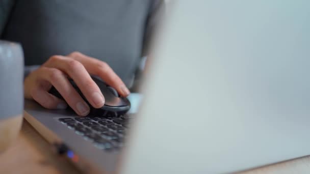 Suwak ruchu aparatu zbliżenie żeńskie ręce za pomocą klawiatury laptopa i myszy komputerowej — Wideo stockowe