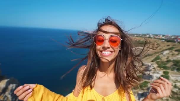 Mooi jong gelukkig meisje reiziger met lange wind waait haar — Stockvideo