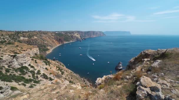 Weitwinkelblick auf wunderschöne Meereslandschaft mit Bucht und vielen Yachten — Stockvideo