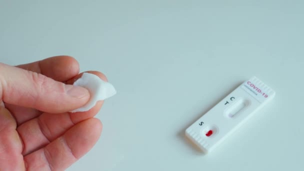 Patiënten die bloedmonsters afetr naar snelle test op virale ziekte coronavirus en snelle test — Stockvideo