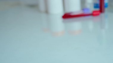 COVID-19 analizi için hızlı kan testi yapan hemşireler masaya konur.