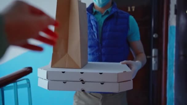 POV bezorger komt naar appartement en geeft bestelling, papieren pakket en pizza dozen. — Stockvideo