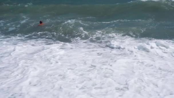 Grandi onde potenti del mare con schiuma bianca rotolamento sulla spiaggia pubblica del mare — Video Stock