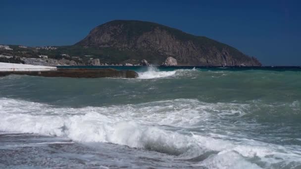波の速度が遅い公共のビーチで. — ストック動画