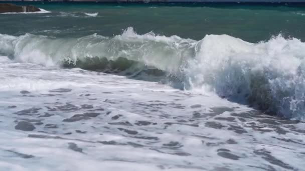 Çakıl taşlı deniz sahilinde ağır çekim dalgaları. — Stok video