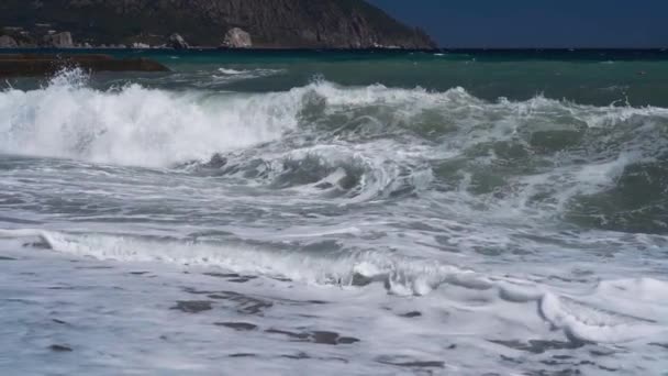 Zpomalení vln na oblázkové moře veřejná pláž. — Stock video