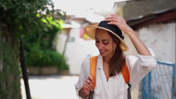 Hermosa chica turística alegre caminando calle verde de la ciudad, vacaciones de aventura de verano en Europa — Vídeos de Stock