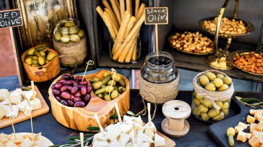 Rustic Style 'da zeytin peyniri barı. Seçici Odaklanma. Açık havada. Yakın çekim.