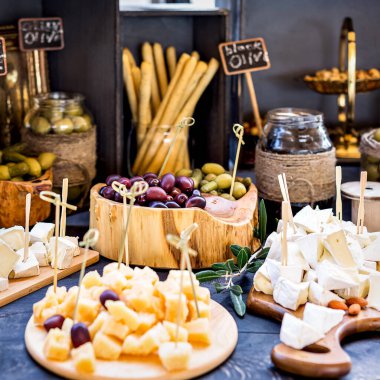 Rustic Style 'da zeytin peyniri barı. Açık havada. Seçici Odaklanma. - Yakın çekim. Kare.