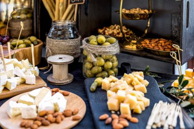 Rustic Style 'da Olive Cheese Bar. Açık hava yakın çekim. Seçici Odaklanma.