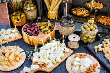 Rustic Style 'da zeytin peyniri barı. Açık havada. Seçici Odaklanma. Yakın çekim.