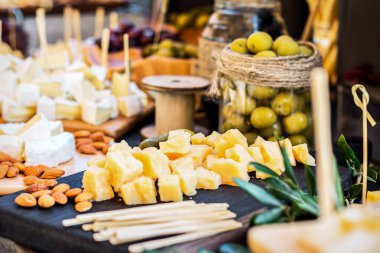 Rustic Style 'da zeytin peyniri barı. Seçici Odaklanma. Açık havada. Yaklaştın.
