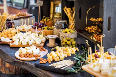 Rustic Style 'da zeytin peyniri barı. Açık havada Seçici Odaklanma. Yaklaştın..