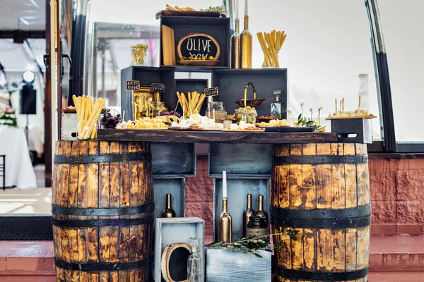 Olive Cheese酒吧 乡村风格 大木桶和箱体装饰 — 图库照片