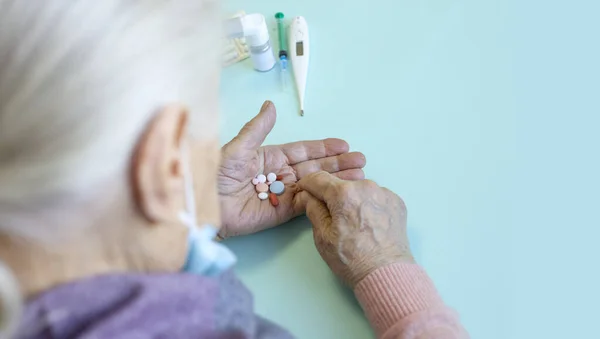 Grip Belirtileri Gösteren Yaşlı Beyaz Kadın Karantinası Elinde Çok Renkli — Stok fotoğraf