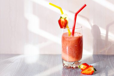 Meyveli Muzlu Meyve Smoothie. Evde Pişmiş Meyve Smoothie. Lezzetli ve sağlıklı bir sabah kahvaltısı. Konsept - Evde Sağlıklı Yemek. Boşluğu kopyala.
