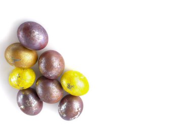 Paskalya yumurtaları beyaz arka planda simle boyanmış. Konsept - Paskalya teması, bayram, gelenek. Minimalizm. Uzayı metin için kopyala. Kapat..