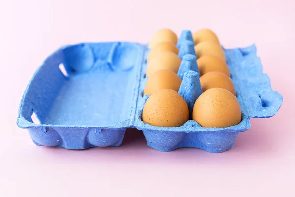 Huevos Pollo Marrón Una Caja Cartón Azul Aislado Sobre Fondo — Foto de Stock