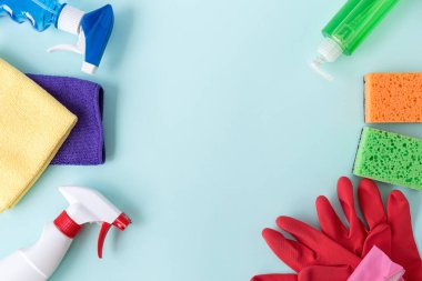 Mutfak, banyo ve diğer odaların farklı yüzeyleri için renkli temizlik seti. Mavi arkaplanda mesaj ya da logo için boş yer. Temizlik hizmeti konsepti. Üst Manzara. Düz yatıyordu.