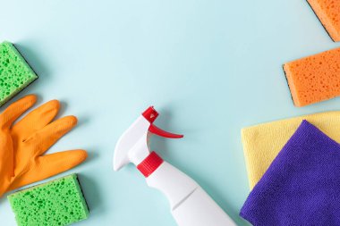 Mutfak, banyo ve diğer odaların farklı yüzeyleri için renkli temizlik seti. Mavi arkaplanda mesaj ya da logo için boş yer. Temizlik hizmeti konsepti. Üst Manzara. Düz yatıyordu.