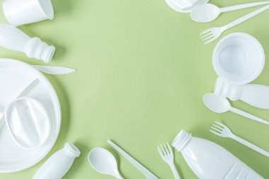 Yiyecek plastik. Yeşil arka planda plastik atık toplama. Plastik ve ekolojinin geri dönüşümü kavramı. Düz yerde, üst tarafta. Metnin için alanı kopyala. Kapat.