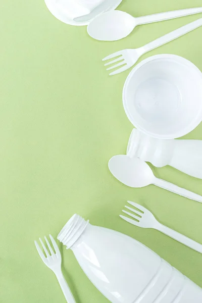 Comida Plástica Recogida Residuos Plásticos Sobre Fondo Verde Concepto Reciclaje — Foto de Stock