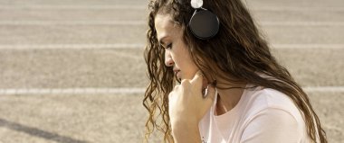 Enstitüde teknolojisi olan genç bir kız.