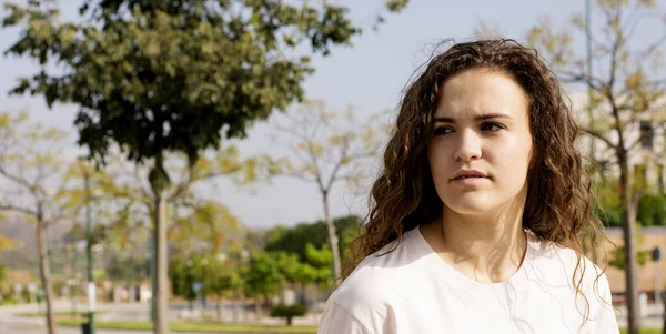 Jóvenes Adolescentes Con Tecnología Alta Escuela Fotografía Música Inglés — Foto de Stock