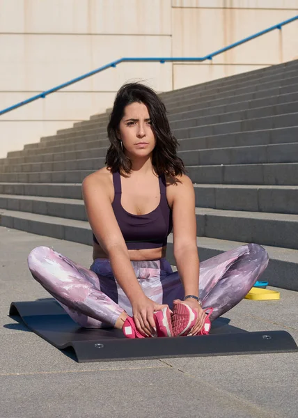 Jovem Com Sportswear Realizando Exercícios Para Ter Uma Vida Saudável — Fotografia de Stock