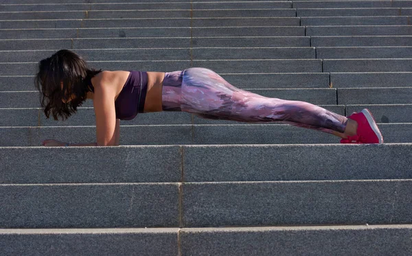 Jovem Com Sportswear Realizando Exercícios Para Ter Uma Vida Saudável — Fotografia de Stock