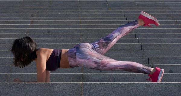 Jovem Com Sportswear Realizando Exercícios Para Ter Uma Vida Saudável — Fotografia de Stock