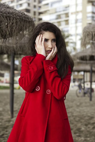 Молода Жінка Йде Вздовж Пляжу Насолоджуючись Морським Бризом Червоним Пальто — стокове фото