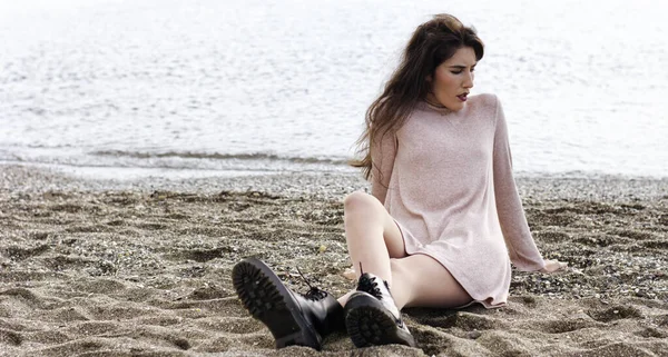 Mujer Tumbada Arena Playa Disfrutando Del Sol Tranquilidad Día Invierno — Foto de Stock