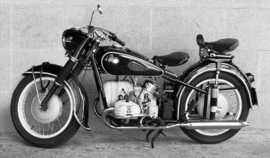 Şehirde siyah beyaz eski bir motosiklet