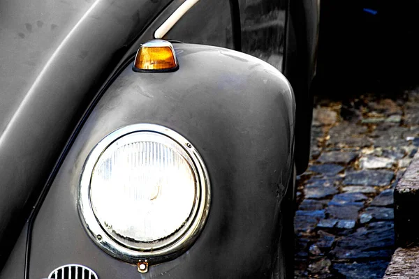 带有圆形聚光灯的古董收集车 — 图库照片