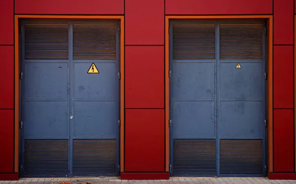 Electric security doors with danger signaling by electricity