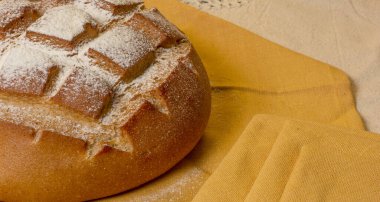 Üzerinde un süslemesi olan ekmek dokusu