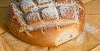 Üzerinde un süslemesi olan ekmek dokusu