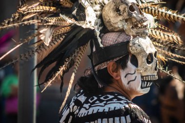 İnsanlar geleneksel Aztek dansı gibi dans ediyorlar.