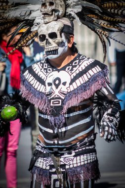 İnsanlar geleneksel Aztek dansı gibi dans ediyorlar.